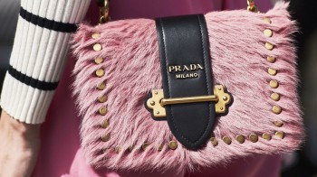 Túi xách màu hồng đổ bộ làng thời trang thế giới